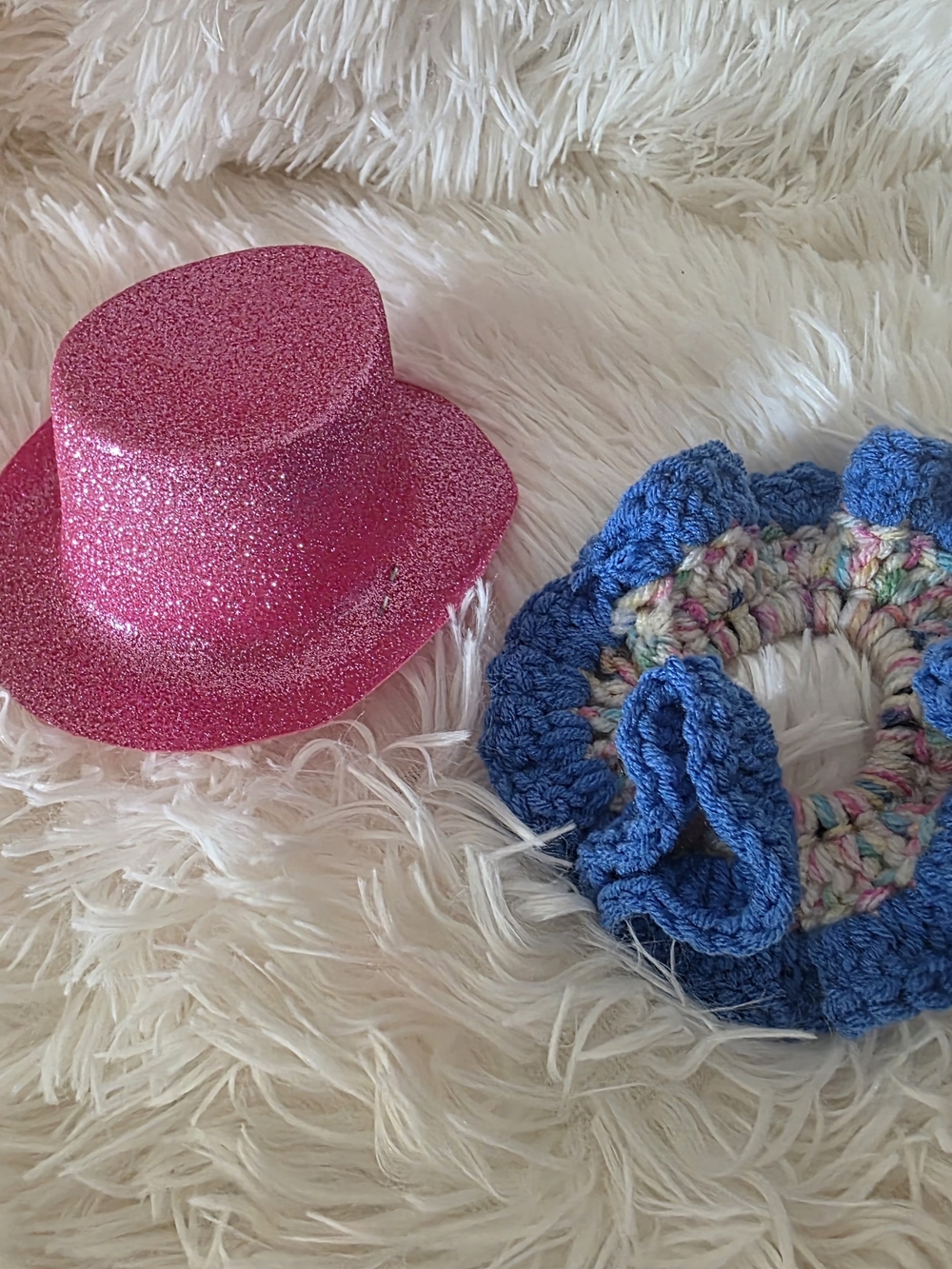 Pink Glitter Hat Crocheted Ruffle Collar on Decorative Goose - Picture 2 of 2